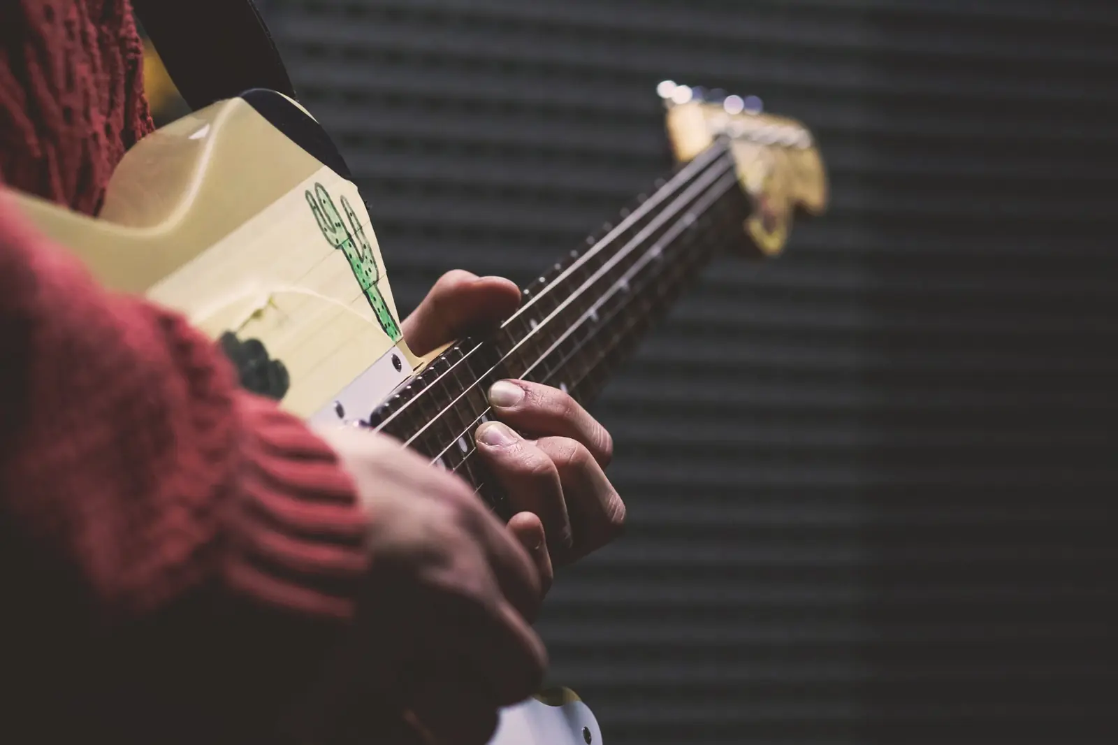 Guitariste reprenant une guitare électrique après une longue pause