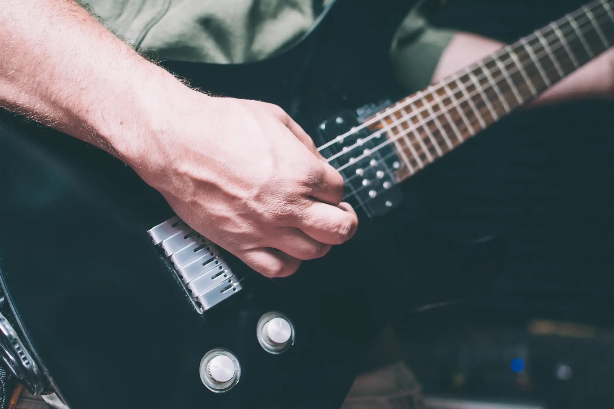 Guitariste reprenant sa guitare après une longue pause