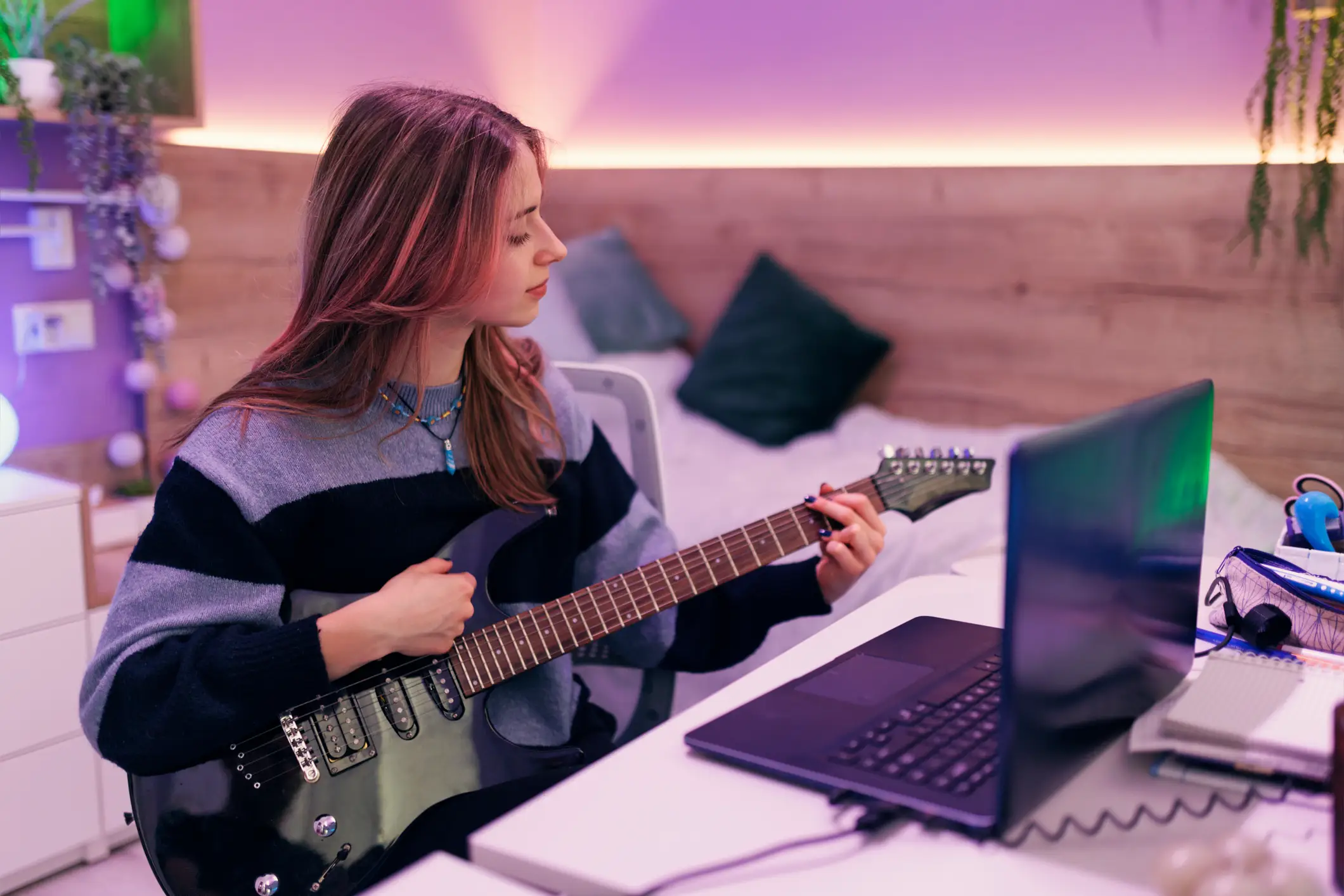 Guitariste rejouant un morceau apprécié pour retrouver le plaisir de jouer