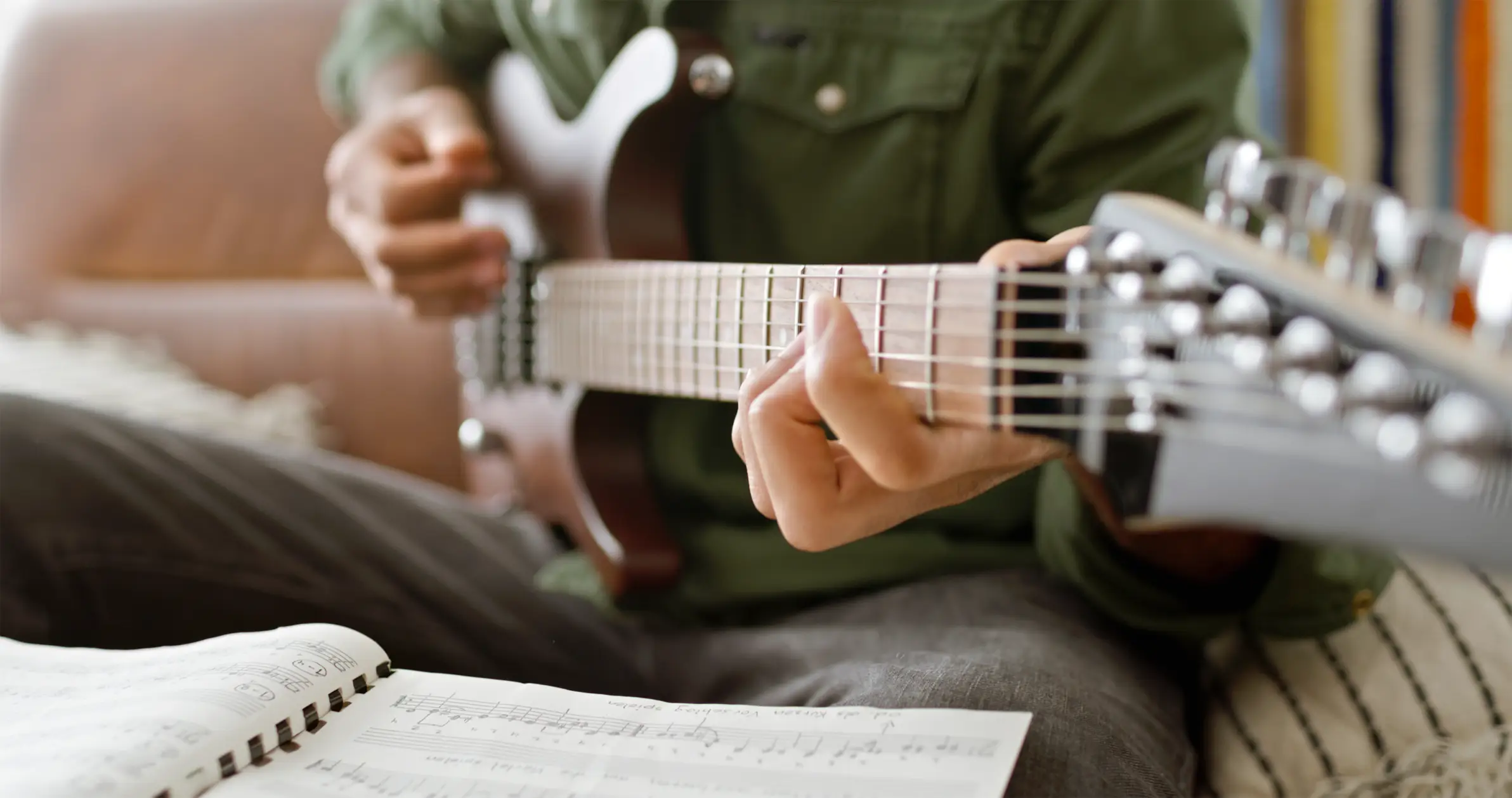 Travail des fondamentaux et coordination des deux mains à la guitare