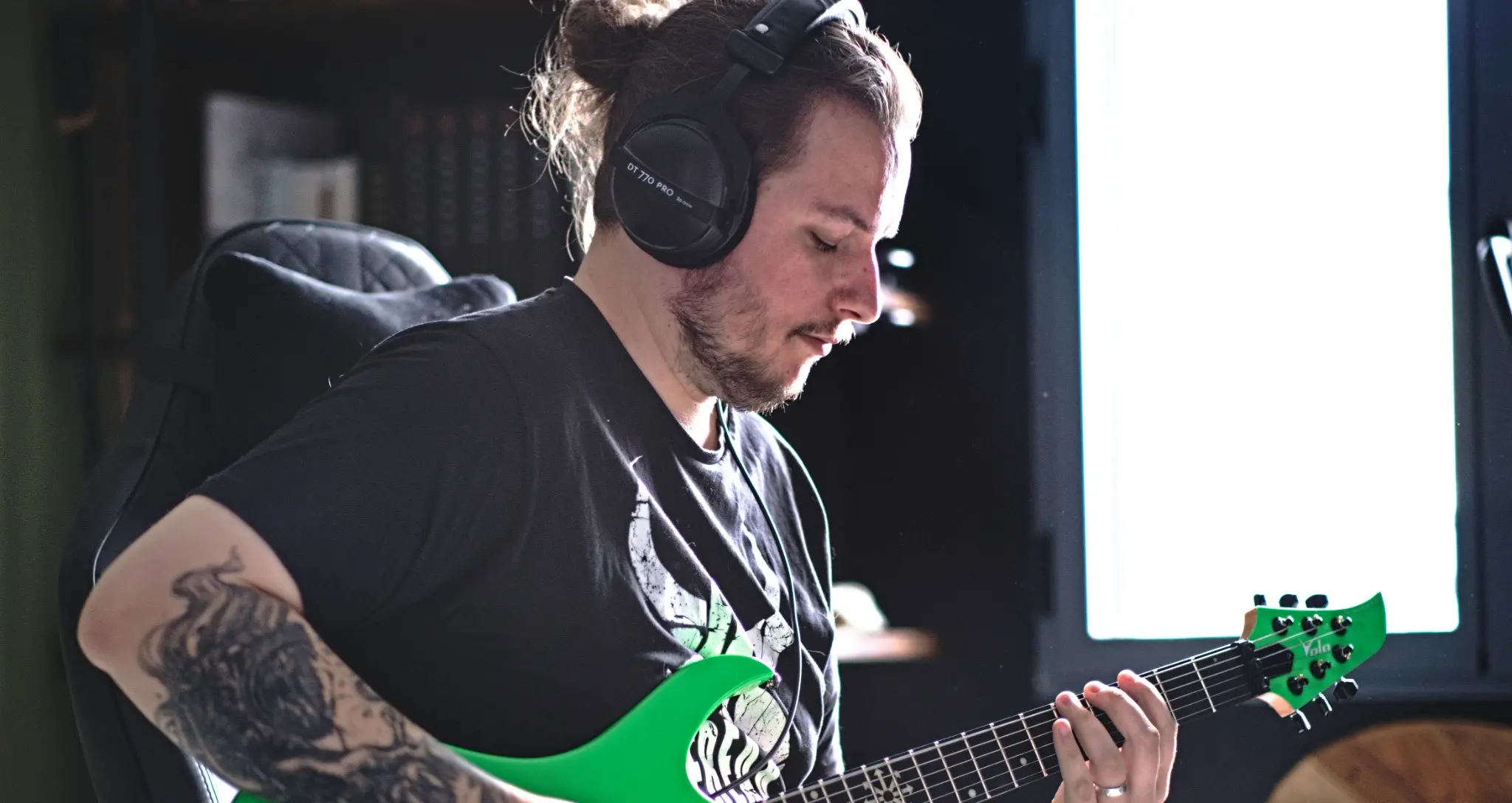 Julien Dutour travaillant quotidiennement un morceau à la guitare électrique